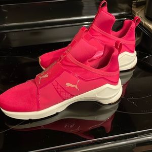 Never worn Puma pull on high fashion sneakers. Size 6.5
